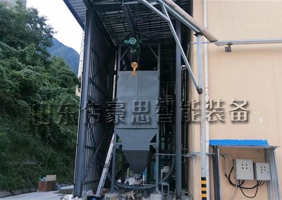 泥漿助劑噸袋拆包設(shè)備，噸包自動(dòng)破包機(jī)工作現(xiàn)場(chǎng)